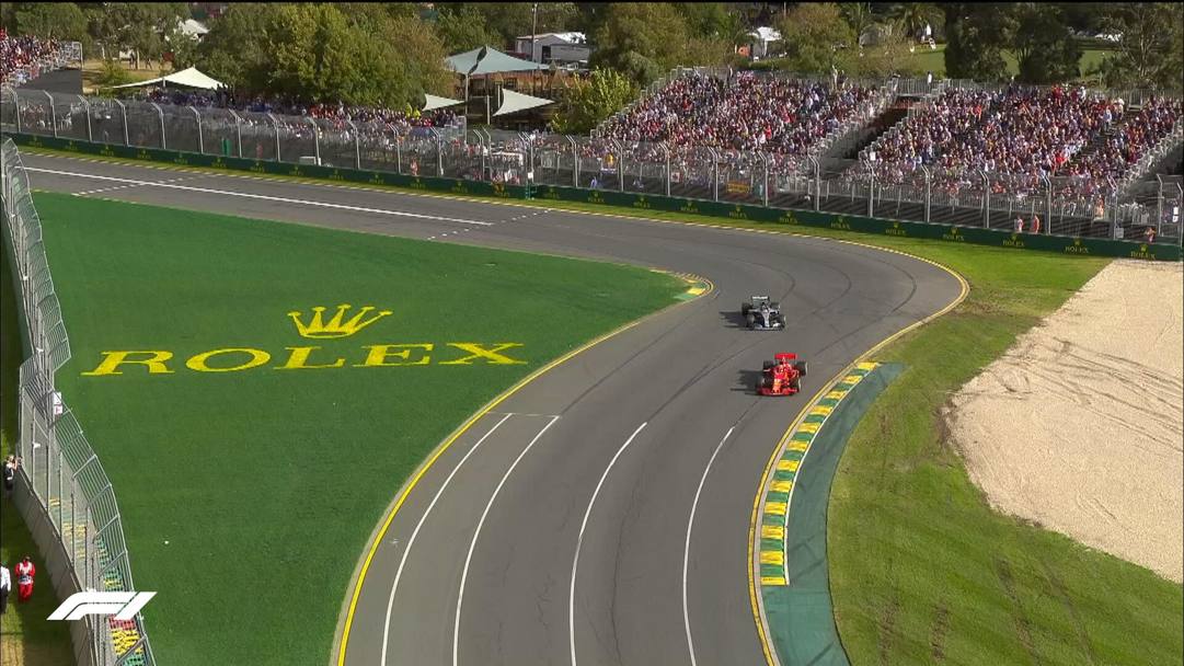 Il momento decisivo del GP d&#39;Australia con Vettel che esce davanti a Hamilton dopo il pit stop